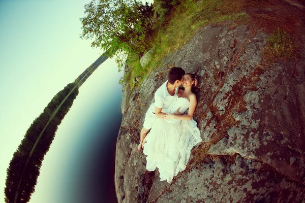 Um casal amoroso a abraçar-se no lago. Beleza jovem mulher e homem em — Fotografia de Stock