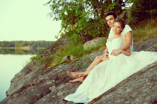 Um casal amoroso a abraçar-se no lago. Bela jovem mulher e homem — Fotografia de Stock