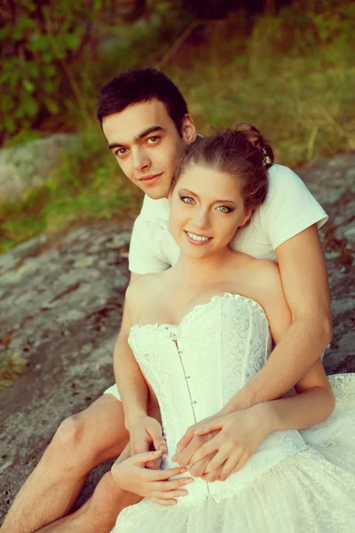 Um casal amoroso a abraçar-se no lago. Beleza jovem mulher e homem em — Fotografia de Stock