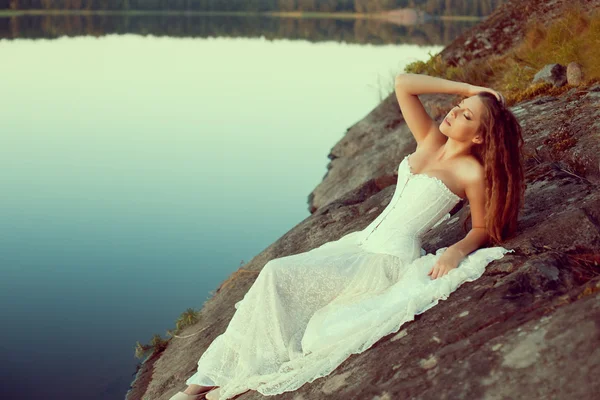 Luxusfrau im Wald in einem langen Vintage-Kleid am See. — Stockfoto