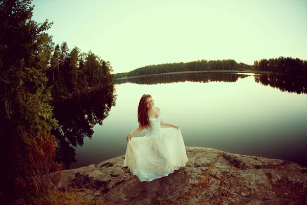 Luxusfrau im Wald in einem langen Vintage-Kleid am See. — Stockfoto