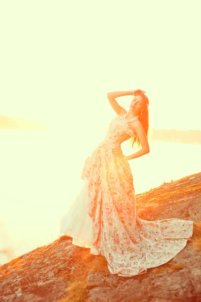 Luxusfrau im Wald in einem langen Vintage-Kleid am See. — Stockfoto