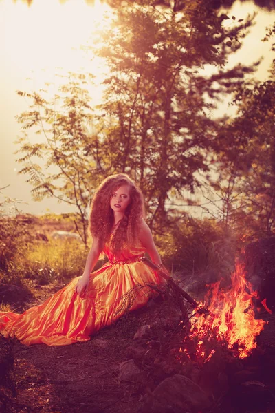 Hermosa bruja en el bosque cerca del fuego. Mujer mágica celebrat —  Fotos de Stock