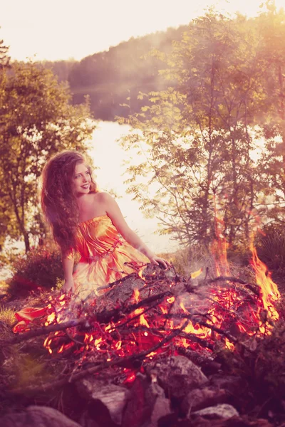 Piękna czarownica w lesie w pobliżu ognia. kobieta magia obchodzi Obrazy Stockowe bez tantiem