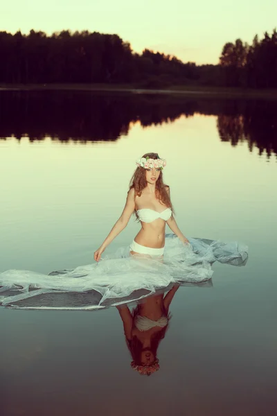 Όμορφη γυναίκα σε μια λίμνη τη νύχτα. κορίτσι στο ηλιοβασίλεμα στη λίμνη. Royalty Free Φωτογραφίες Αρχείου