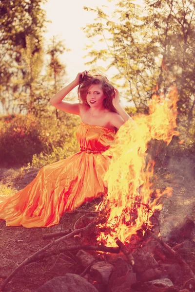 美丽女巫火附近的树林中。魔术妇女庆祝 免版税图库图片