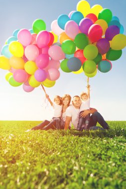 mutlu aile holding renkli balonlar. Anne, ded ve iki daughte