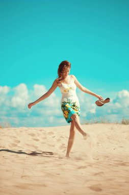 Sahilde güzellik kadın. şık güzel genç gülümseyen kız 