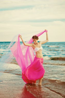 sahilde elinde mendil kadınla