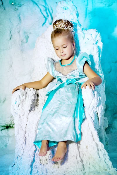 Niña en vestido de princesa sobre un fondo de un hada de invierno —  Fotos de Stock