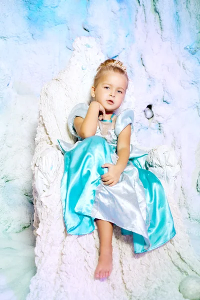 Niña en vestido de princesa sobre un fondo de un hada de invierno —  Fotos de Stock