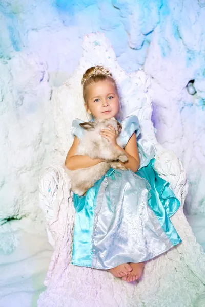 Маленькая девочка в платье принцессы на фоне зимней феи — стоковое фото