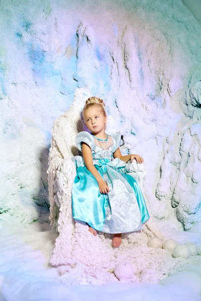 Niña en vestido de princesa sobre un fondo de un hada de invierno —  Fotos de Stock