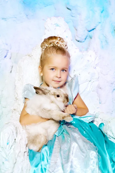 Niña en vestido de princesa sobre un fondo de un hada de invierno — Foto de Stock