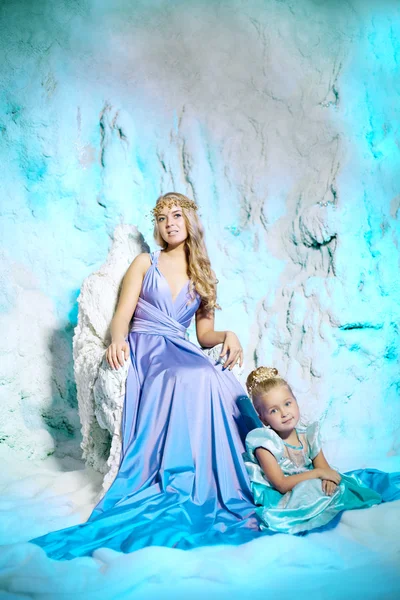 Κοριτσάκι με μητέρα σε πριγκίπισσα φόρεμα με φόντο ένα w — Φωτογραφία Αρχείου