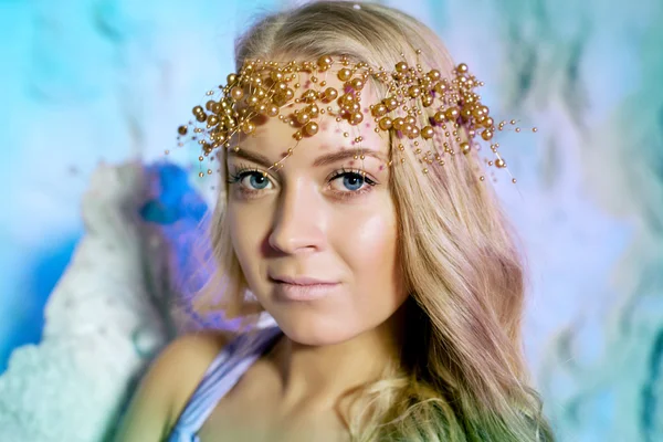 Jonge vrouw in prinses jurk op een achtergrond van een winter fairy — Stockfoto