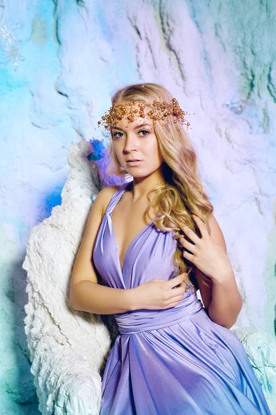 冬の妖精の背景にプリンセス ドレスの若い女性 — ストック写真