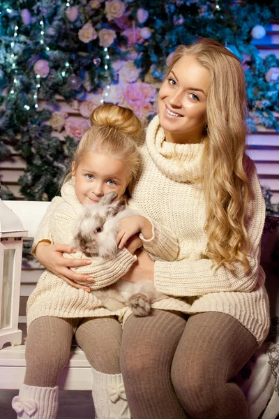 Mãe e filha de inverno. Mulher e criança sorridentes. Menina bonito w — Fotografia de Stock