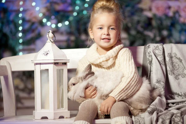 Ragazzina invernale. Un bambino sorridente. Ragazzo carino . — Foto Stock