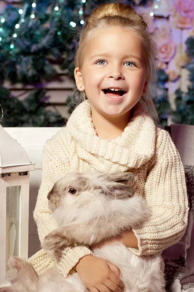 Ragazzina invernale. Un bambino sorridente. Ragazzo carino . — Foto Stock