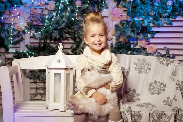 Ragazzina invernale. Un bambino sorridente. Ragazzo carino . — Foto Stock