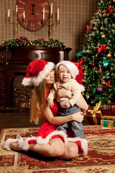 Gülümseyen aile Noel ağacının yakınında yeni yıl kutlama. — Stok fotoğraf