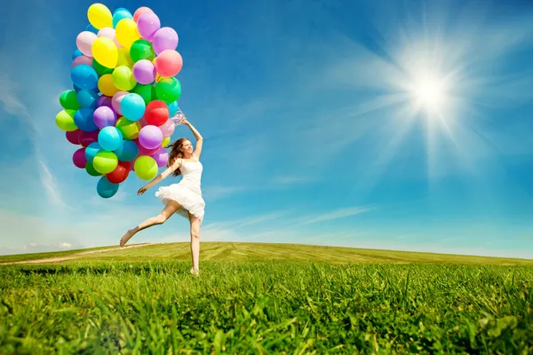 Grattis på födelsedagen kvinna mot himlen med rainbow-färgade luft ba — Stockfoto
