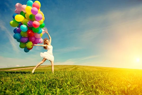 Feliz cumpleaños mujer contra el cielo con el arco iris de color de aire ba — Foto de Stock