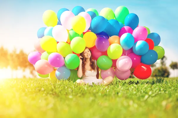 Feliz cumpleaños mujer contra el cielo con el arco iris de color de aire ba — Foto de Stock