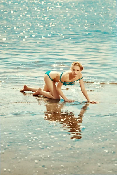 Bella donna sulla spiaggia in riva al mare — Foto Stock