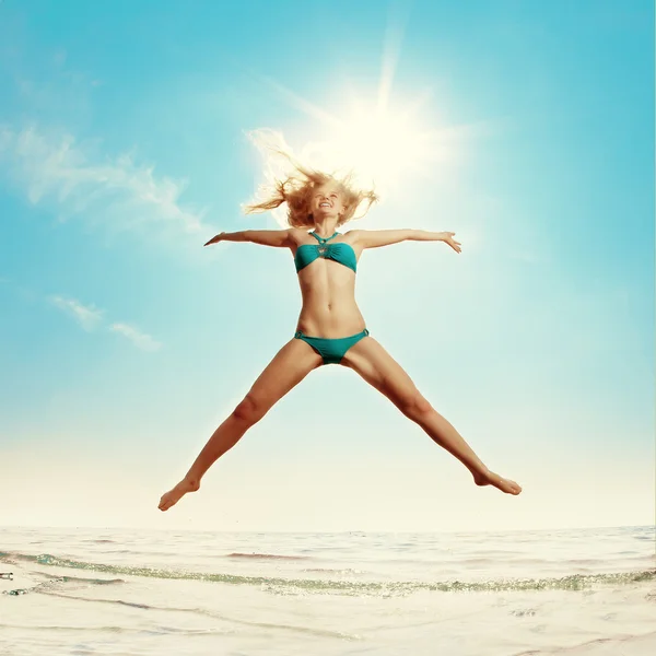 Bella donna sulla spiaggia in riva al mare — Foto Stock