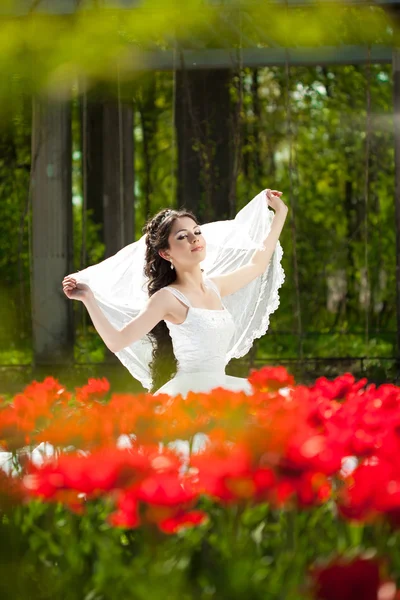 Braut mit Blumen — Stockfoto