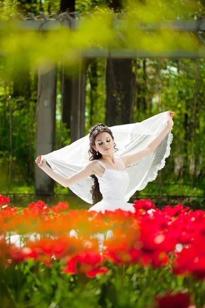 Mariée avec des fleurs — Photo