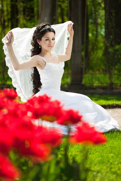 Novia con flores —  Fotos de Stock