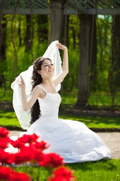 Bruid met bloemen — Stockfoto