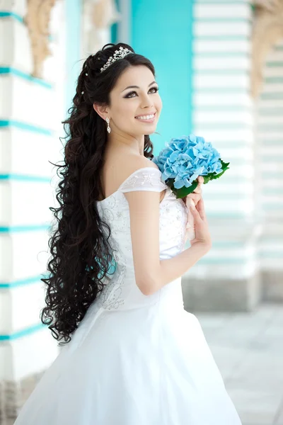 Bride with flowers — Stock Photo, Image