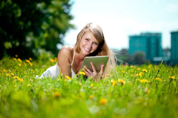 Bella donna sorridente con tablet pc, all'aperto. Bella te. — Foto Stock