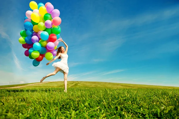 Feliz cumpleaños mujer contra el cielo con el arco iris de color de aire ba — Foto de Stock