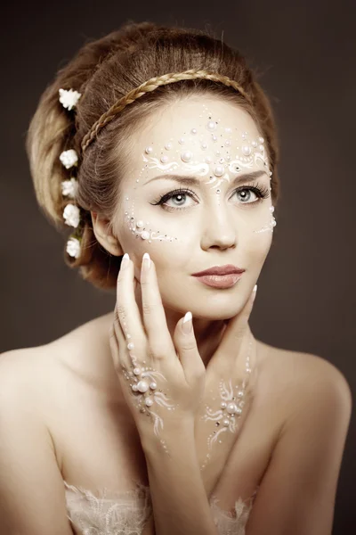 Mujer con maquillaje creativo de perlas. Belleza chica joven con un —  Fotos de Stock
