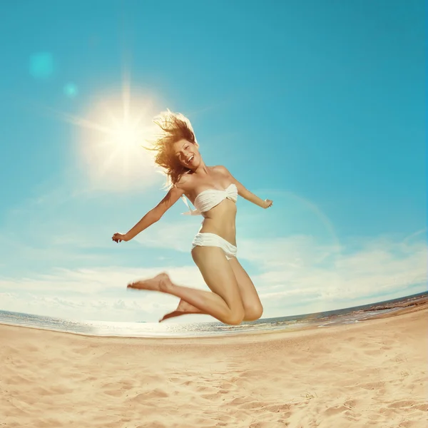 Mujer en la playa. Chica joven en la arena por el mar. Belleza con estilo —  Fotos de Stock