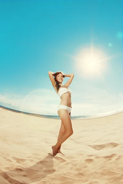 Uma mulher na praia. Rapariga na areia por mar . — Fotografia de Stock