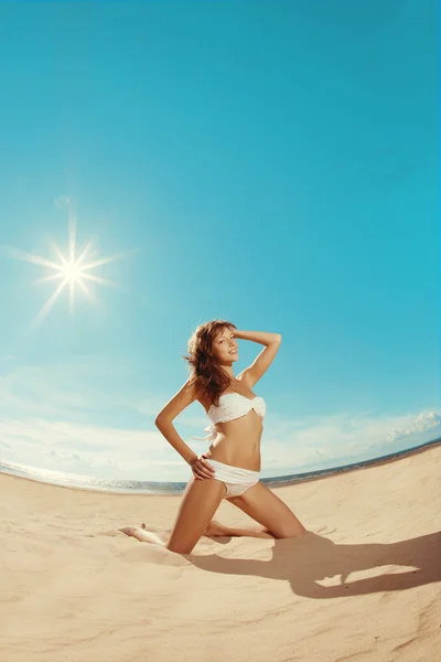 Femme sur la plage. Jeune fille sur le sable par la mer . — Photo
