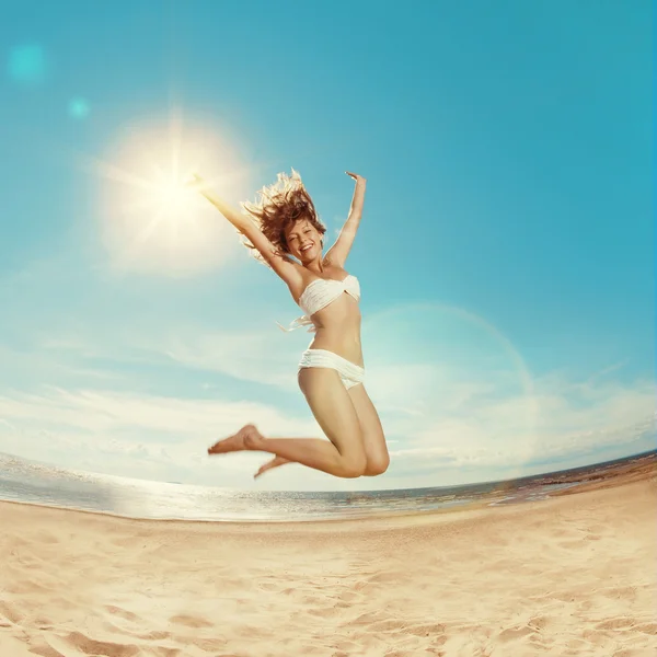 Femme sur la plage. Jeune fille sur le sable par la mer. Beaut élégant — Photo