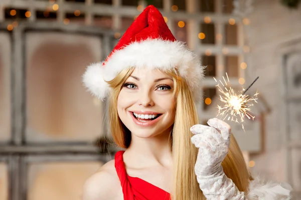 Jonge schoonheid santa vrouw in de buurt van de kerstboom. modieuze lu — Stockfoto