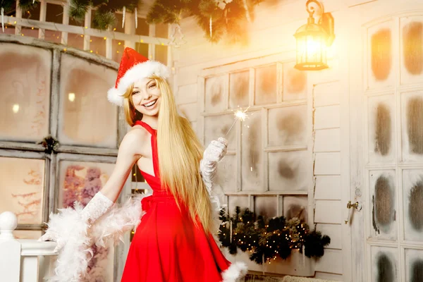Genç güzellik santa Noel ağacının yakınında bir kadın. moda lu — Stok fotoğraf