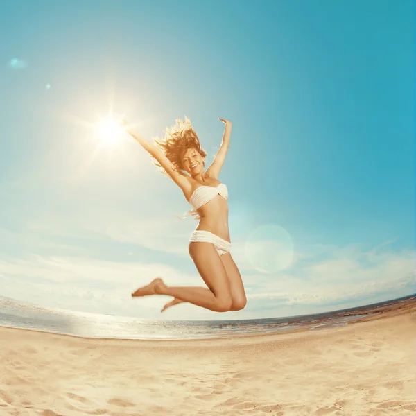 Vrouw aan het strand. meisje op het zand door zee. stijlvolle beaut — Stockfoto