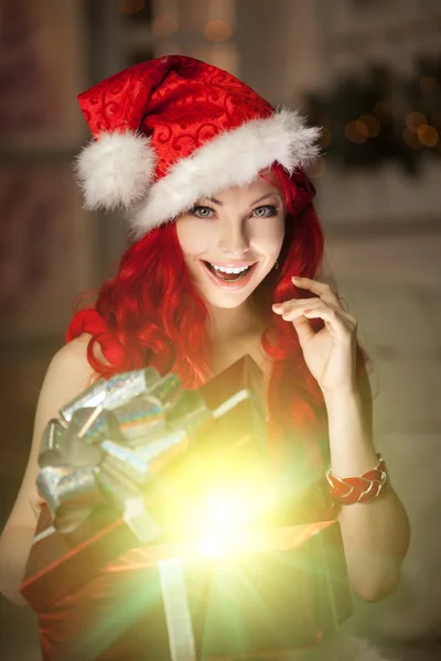 Jonge mooie lachende santa vrouw. Kerstmis modieuze luxur — Stockfoto