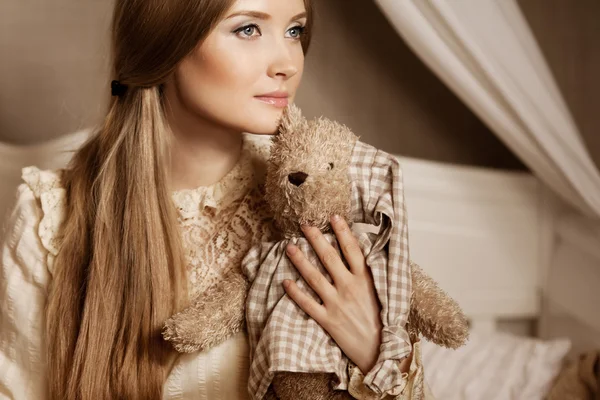 Menina bonita em vestido vintage. Doce mulher bonita o c — Fotografia de Stock