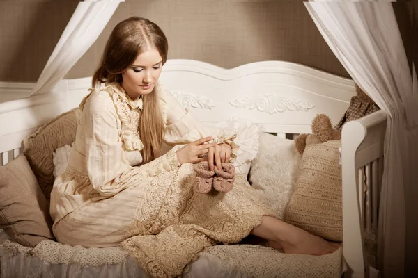 Menina bonita em vestido vintage. Doce mulher bonita o c — Fotografia de Stock