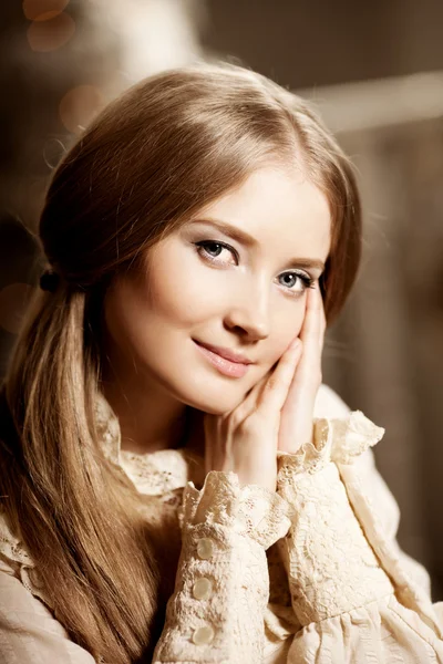 Menina bonita em vestido vintage. Doce mulher bonita o c — Fotografia de Stock